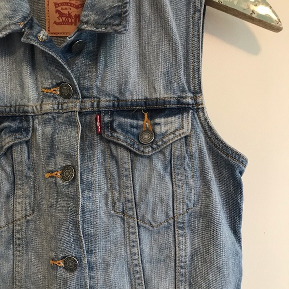 Levi’s Light Wash Denim Vest - Picture 2 of 6